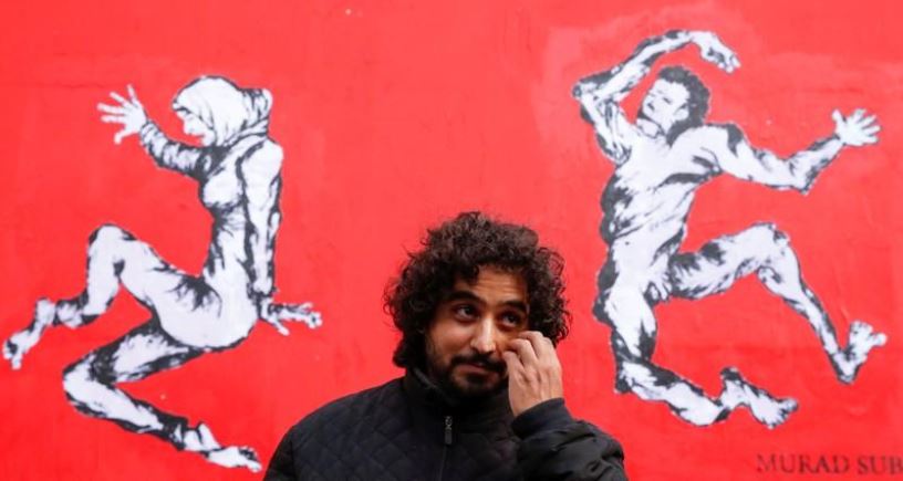 مراد سبيع الفنان اليمني في باريس. تصوير: كريستيان هارتمان - رويترز.